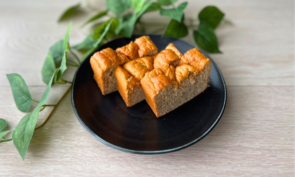 お皿に盛り付けたケーキ