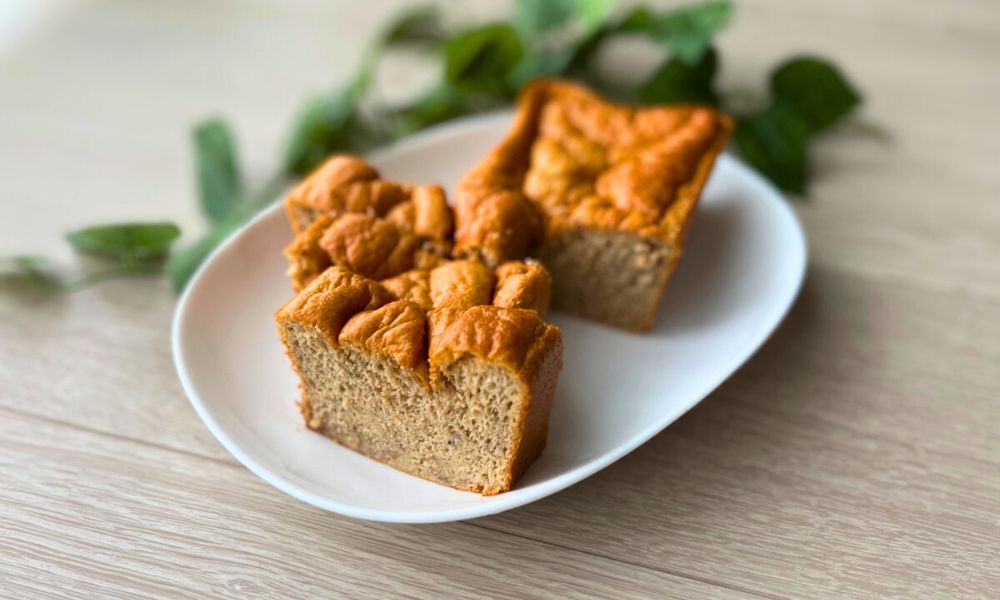 白いお皿に盛り付けたケーキ