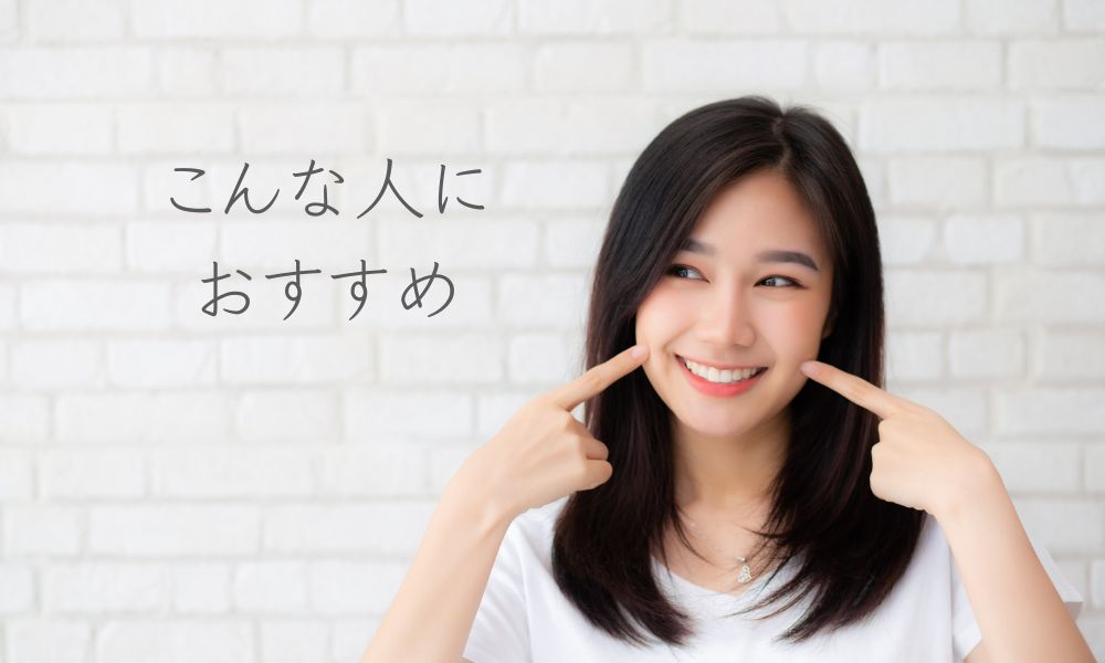自分を指差す女性