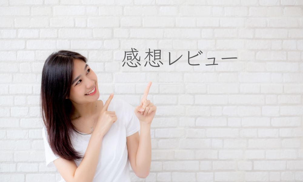 斜め上を指差す女性