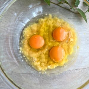 潰したバナナに卵を加えたところ
