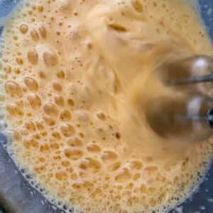 ハンドミキサーで混ぜている様子