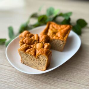 白いお皿に盛り付けたケーキ